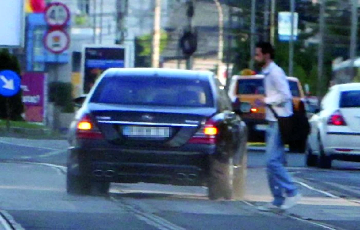 Goneşte pe trecerea  de pietoni