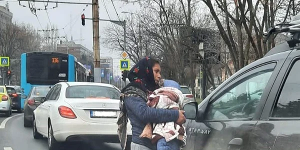 cersetoare cu papusa in brate FOTO Faceb Politia Locala sector 6 jpg