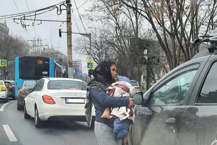 Păcăleala cerșetoarele: țin în brațe păpuși de cârpă FOTO Facebook Poliția Locală Sector 6
