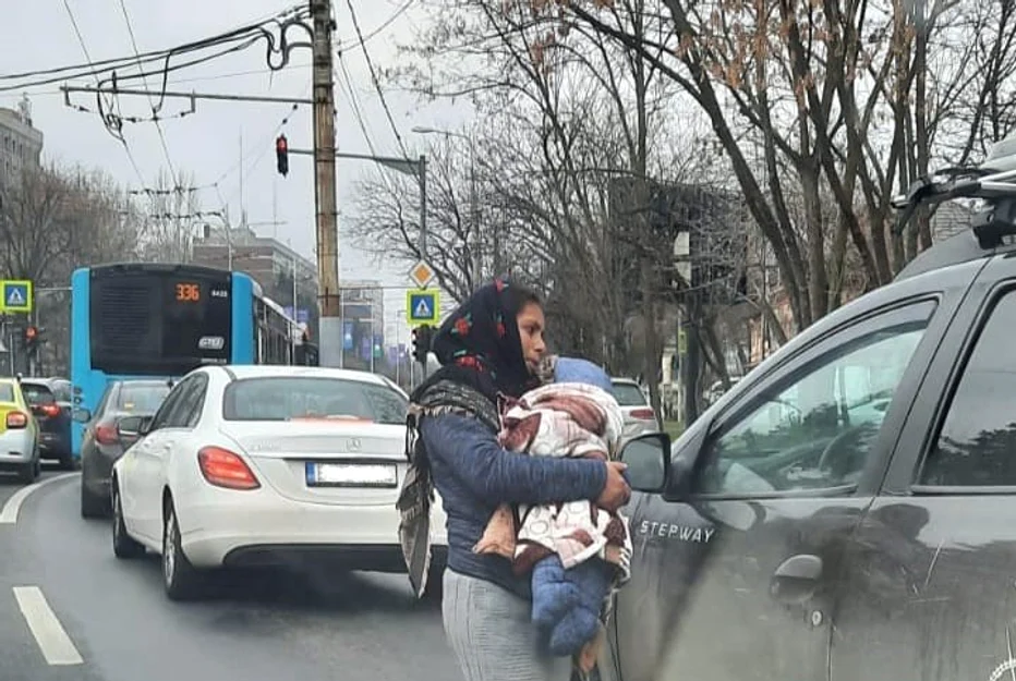 Păcăleala cerșetoarele: țin în brațe păpuși de cârpă FOTO Facebook Poliția Locală Sector 6