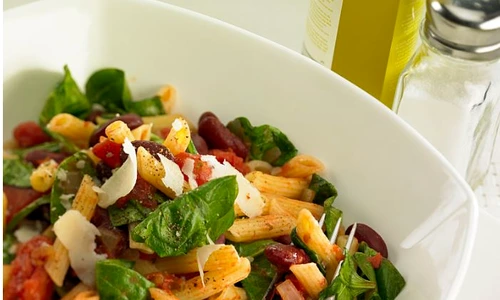 Salata de penne cu spanac si fasole rosie jpeg