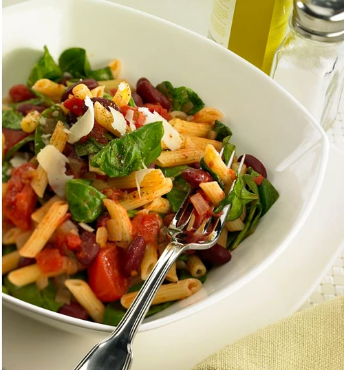 Salata de penne cu spanac si fasole rosie jpeg