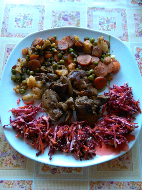 
    Ficăței de pui cu legume și salată raw vegan  