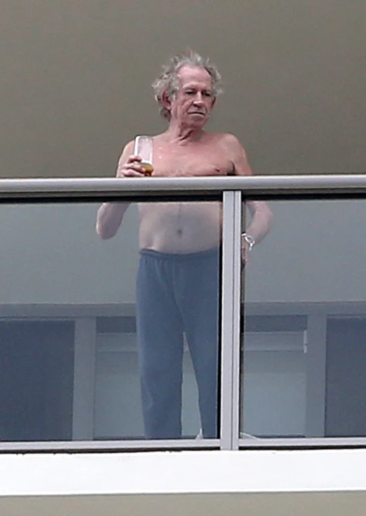 Keith Richards a renunţat la droguri şi alcool, dar uneori consuma câte un pahar de bere 