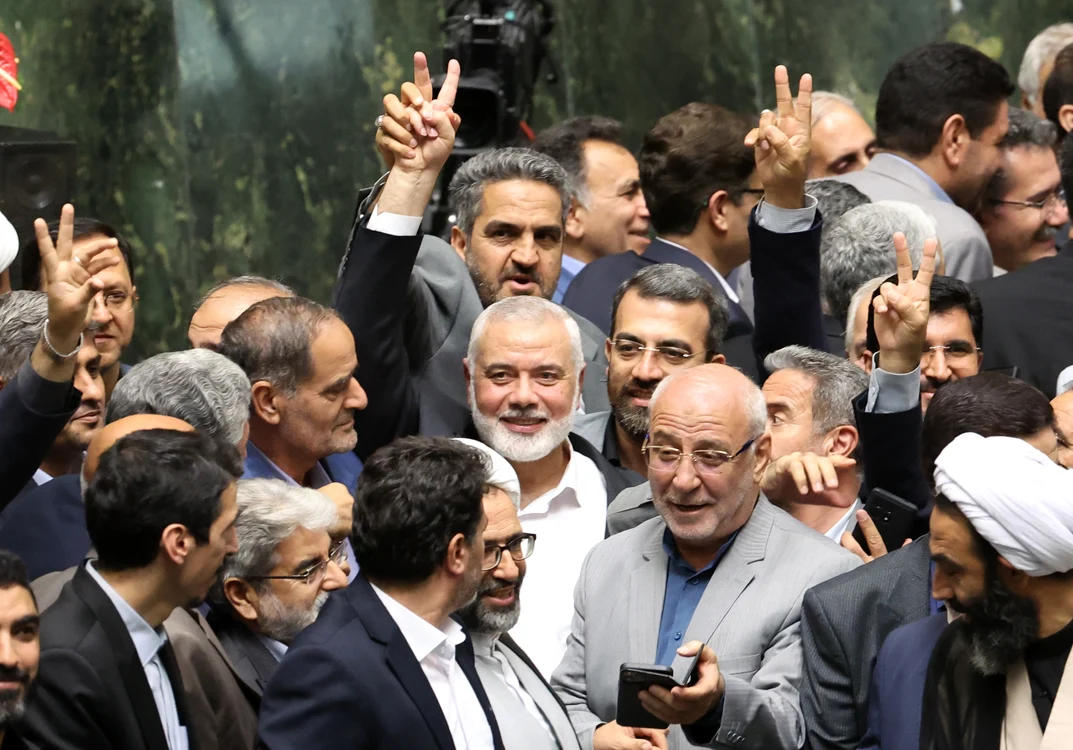 Ismail Haniyeh înconjurat de legiuitori iranieni cu câteva ore înainte de asasinat FOTO EPA-EFE