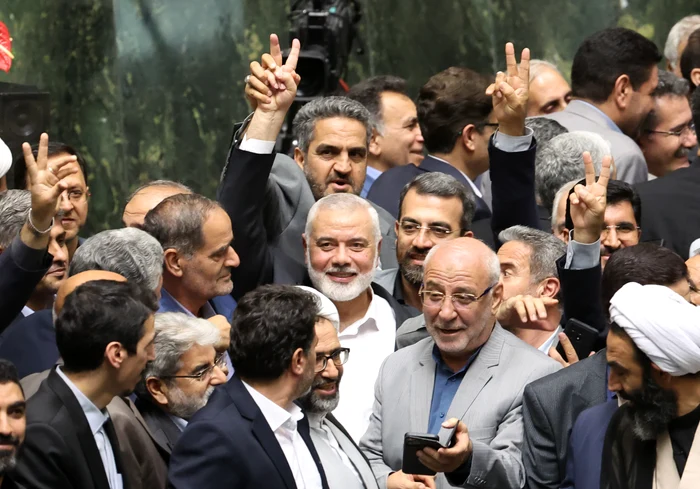 Ismail Haniyeh înconjurat de legiuitori iranieni cu câteva ore înainte de asasinat FOTO EPA-EFE