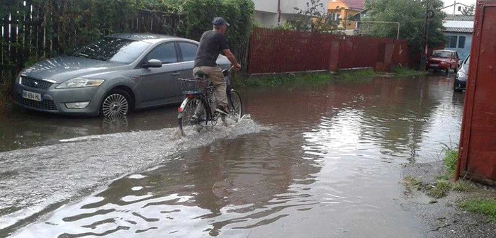 Ploile abundente au produs inundaţii în Comăneşti, Dărmăneşti, Ştefan cel Mare şi Căiuţi FOTO Adevărul