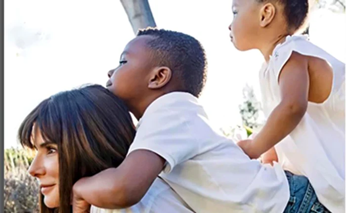 Sandra se simte cea mai fericită încompania celor doi copii ai săi. Fotografii: Instagram/ Facebook