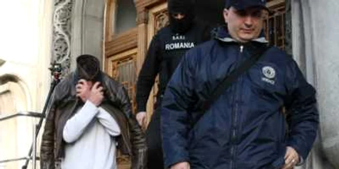 Crivoi şi-a acoperit faţa cu geaca pe scările Parchetului