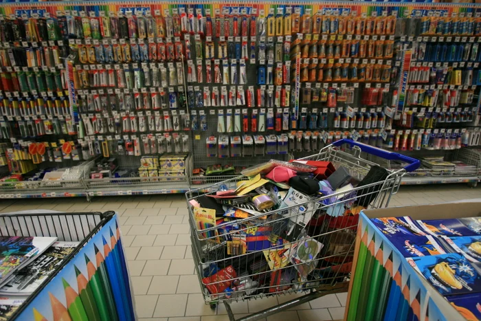 
    Erica Enache și-a ales un ghiozdan roz și un penar asordat  