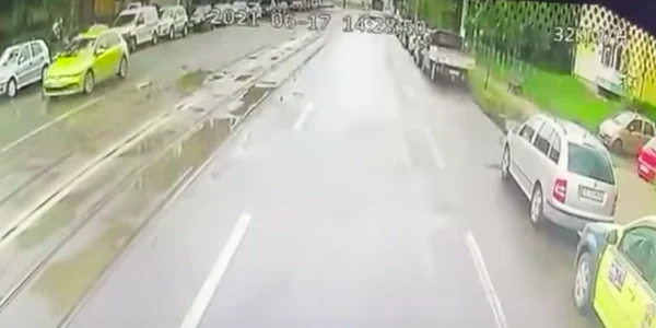 fata lovită de autobuz
