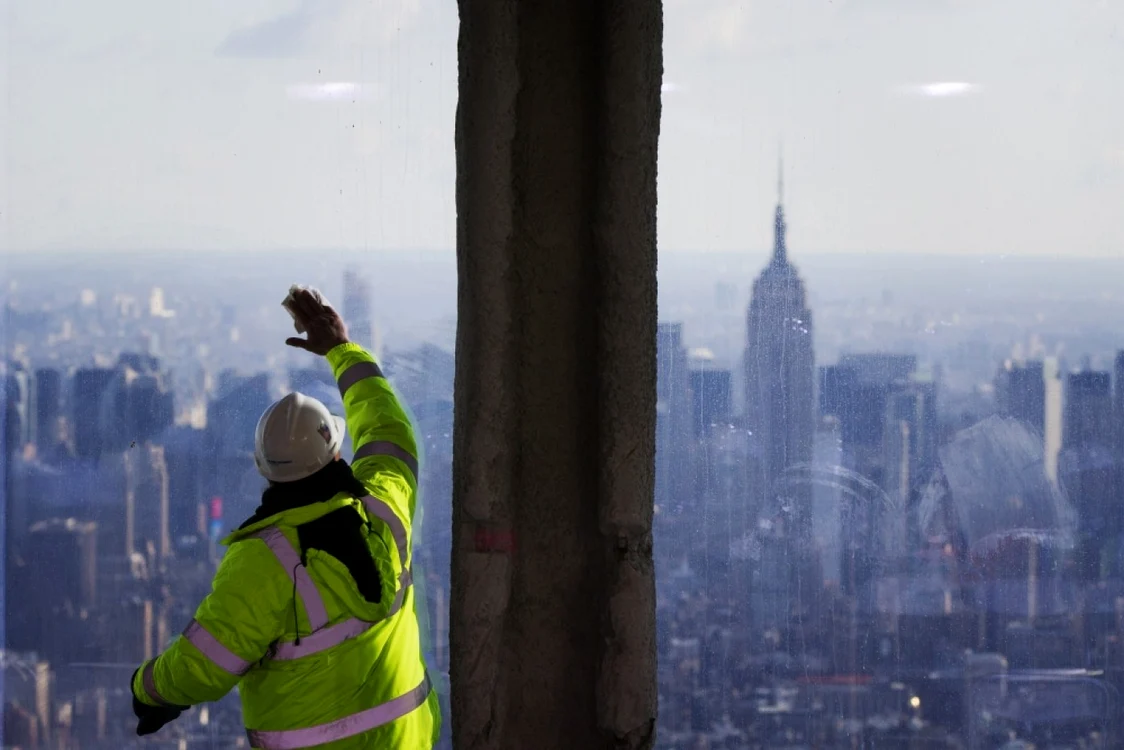 Jurnaliştii americani au putut admira de pe puntea de observaţie a One World Trade Center întregul Manhattan FOTO Reuters