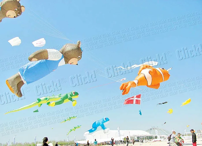 Zeci de zmeie au fost purtate de vânt