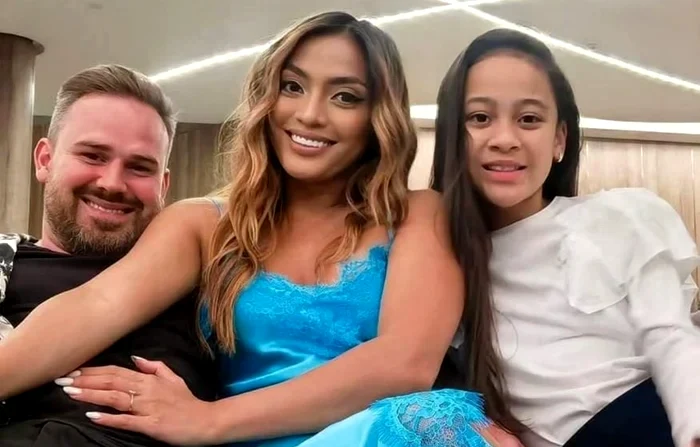 Bella Santiago alături de fiica și de soțul ei - Foto: social media