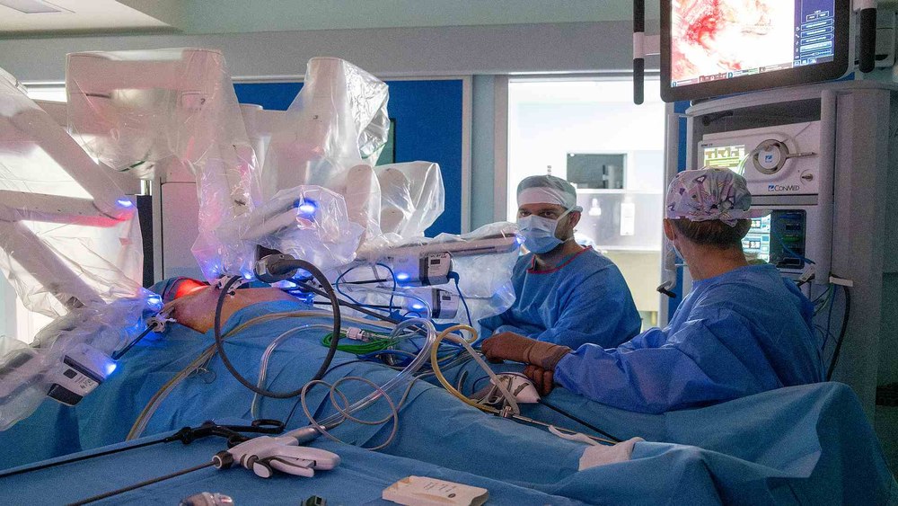 Premieră națională: MedLife Polisano Sibiu, singurul spital privat din România care a realizat o tiroidectomie cu robotul da Vinci prin tehnica BABA