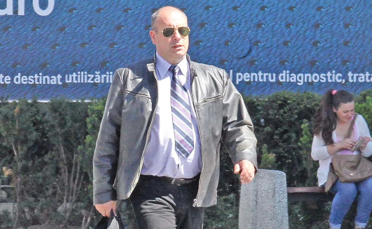 
    Emil Mitrache, alias Americanu’ din „La Bloc”, s-a reprofilat şi s-a făcut ghid, iar unii fani încă îl mai recunosc  