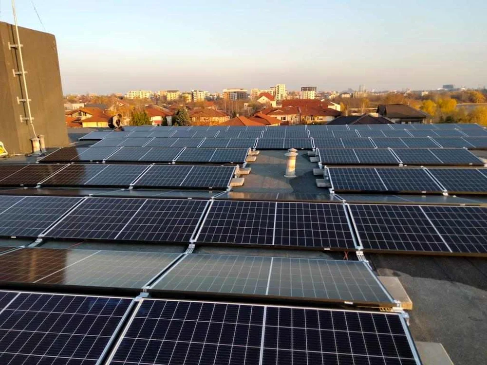Sisteme de panouri fotovoltaice instalate pe un bloc