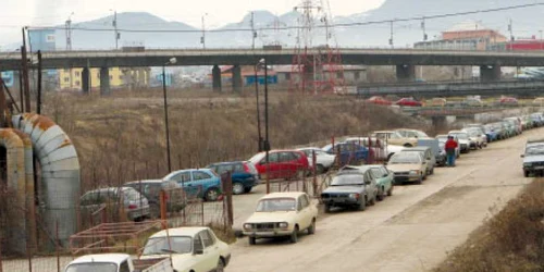 Rândul format de Daciile vechi, gata de casat, se întindea ieri pe câteva zeci de metri la poarta Rematului din Braşov  