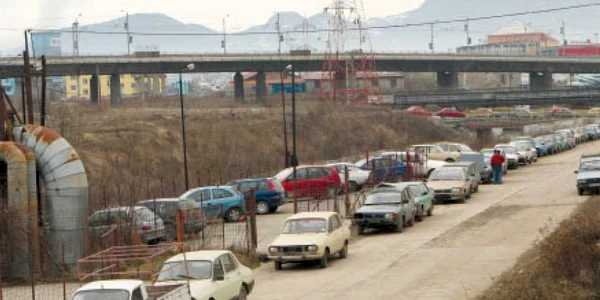 Rândul format de Daciile vechi, gata de casat, se întindea ieri pe câteva zeci de metri la poarta Rematului din Braşov  