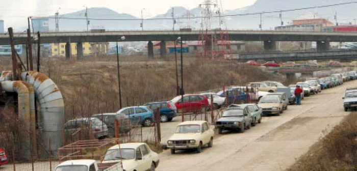 Rândul format de Daciile vechi, gata de casat, se întindea ieri pe câteva zeci de metri la poarta Rematului din Braşov