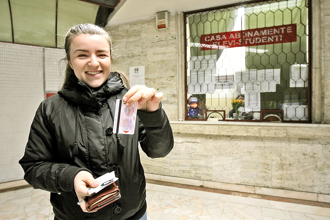 Cristi Voicu şi-a luat  abonamentul cu 62 de  călătorii, care de azi  nu mai există la vânzare