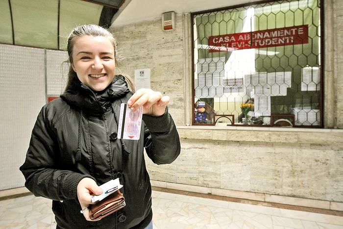 Cristi Voicu şi-a luat  abonamentul cu 62 de  călătorii, care de azi  nu mai există la vânzare