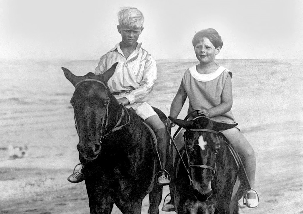 
    Prințul Philip și Regele Mihai (dreapta) au fost veri. Aici, în 1928, împreună pe plaja din Constanțafoto: Profimedia  