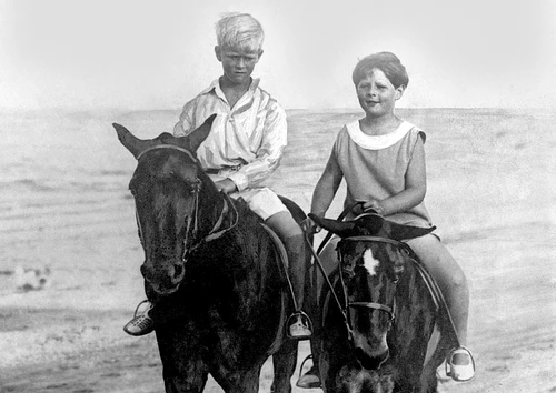 Prințul Philip și Regele Mihai (dreapta) au fost veri. Aici, în 1928, împreună pe plaja din Constanțafoto: Profimedia