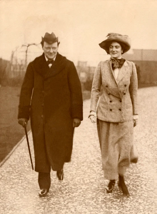 Winston Churchill şi soţia,  Clementine,  în 1910