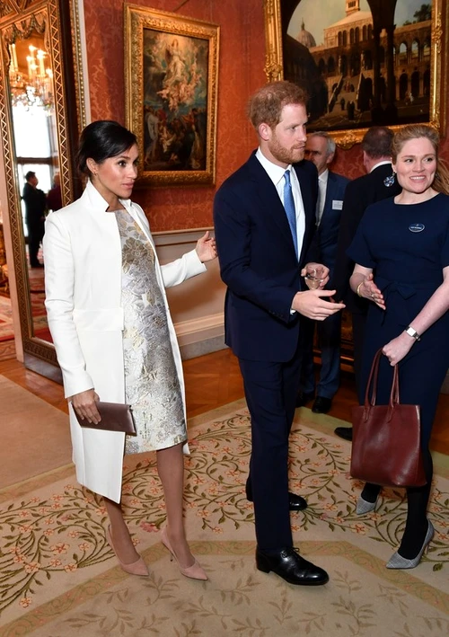Meghan Markle într-o rochie din brocart în nuanțe auriu și argintiu