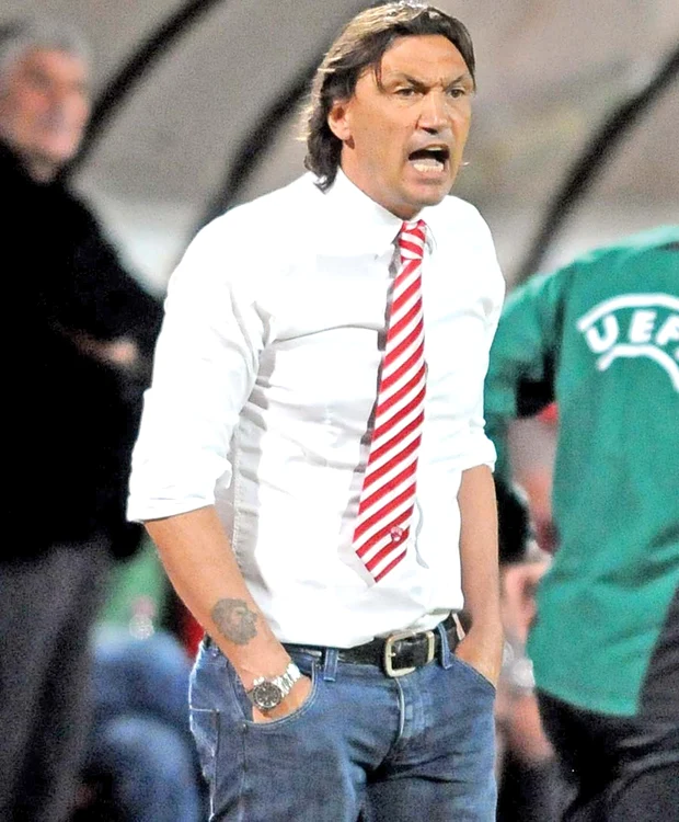 
    Antrenorul italian  al dinamoviştilor  este convins că o  parte dintre  jucătorii săi au  trădat în meciul  cu CFR Cluj  
