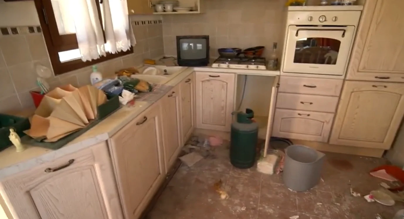 Mobilierul a rămas în casele abandonate Foto: video captură