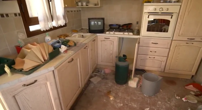 Mobilierul a rămas în casele abandonate Foto: video captură