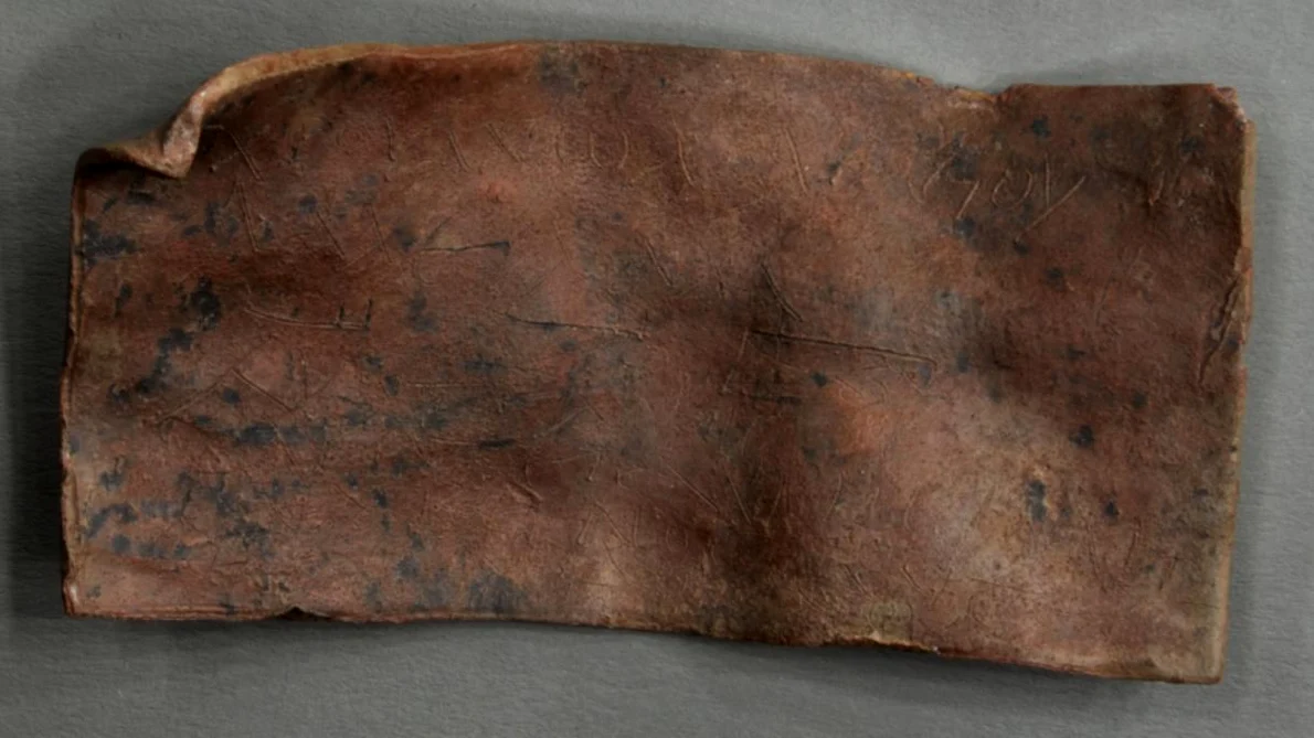 „Tăblița cu blestem” descoperită la Heerlen (© Elke Fuchs, Institut für Papyrologie, Universität Heidelberg)