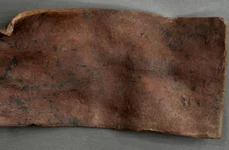 „Tăblița cu blestem” descoperită la Heerlen (© Elke Fuchs, Institut für Papyrologie, Universität Heidelberg)