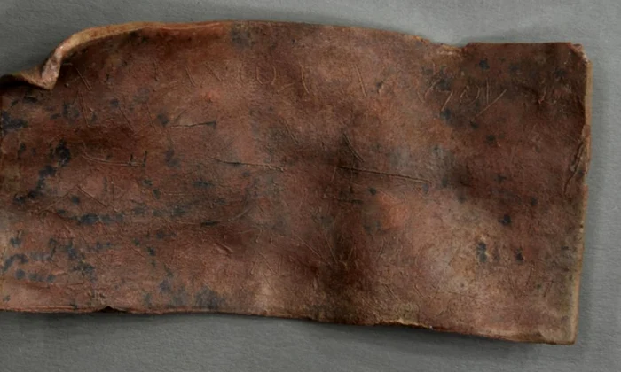 „Tăblița cu blestem” descoperită la Heerlen (© Elke Fuchs, Institut für Papyrologie, Universität Heidelberg)