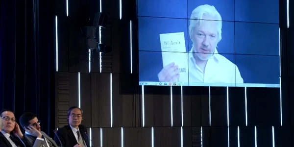 Julian Assange in cadrul interventiei sale la forumul mediatic de la Moscova organizat de RT FOTO Sputnik