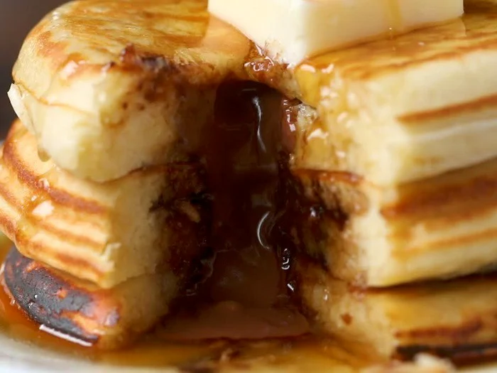 
    Clătite pufoase ”lavă” de ciocolată  