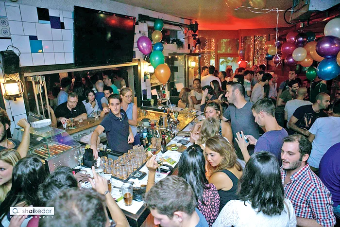 Inspectorii se deghizează  în clienţi şi urmăresc activitatea localului