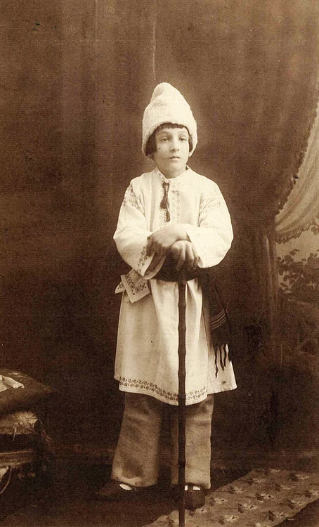 Neagu Djuvara,  la 10 ani,  la Sinaia,  jucând rolul lui Tândală într-o piesă de teatru şcolară