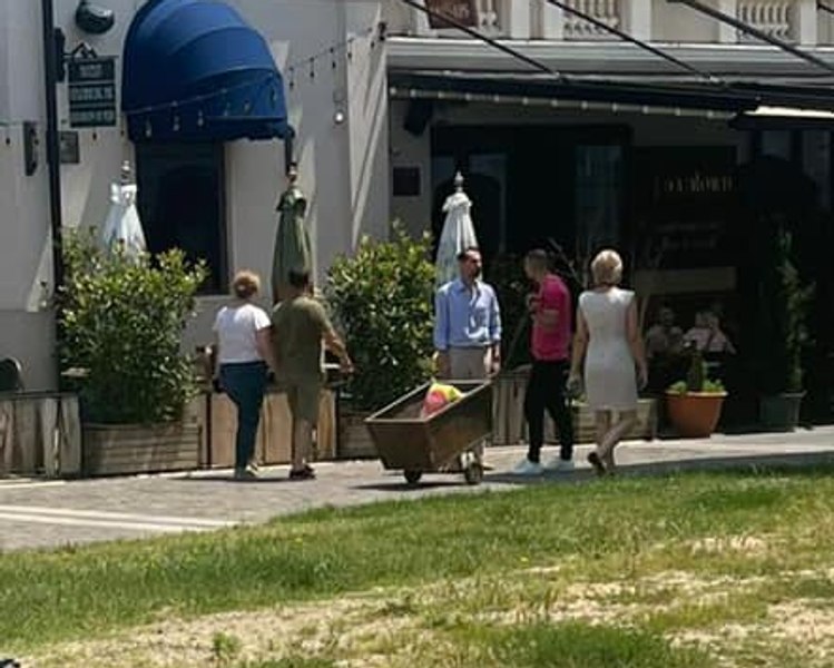 Claudiu Răducanu, surprins cărând un căruț în centrul Craiovei. Cum explică: „Nu îmi este rușine”