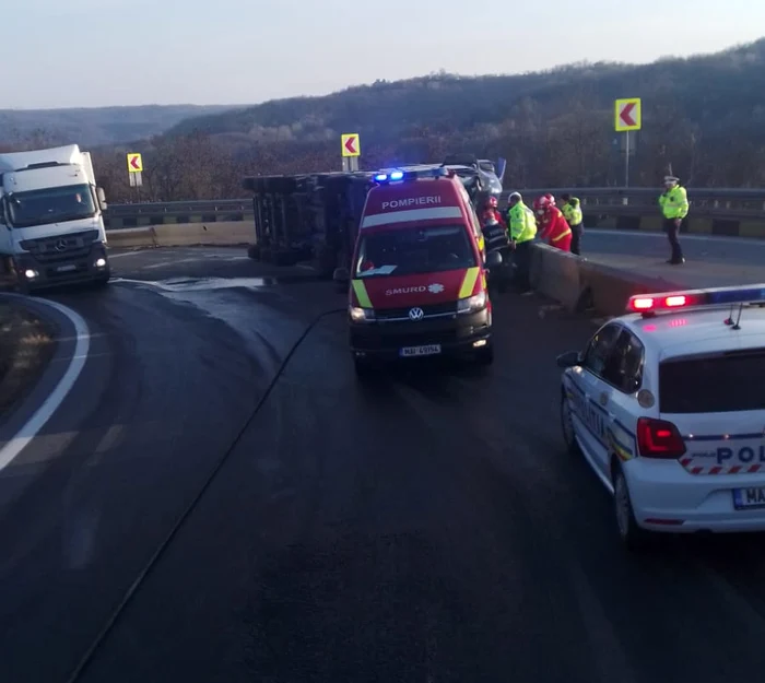 Accident rutier pe Dealul Negru DN7 în Vâlcea cu un TIR răsturnat pe șosea Foto ISU Vâlcea