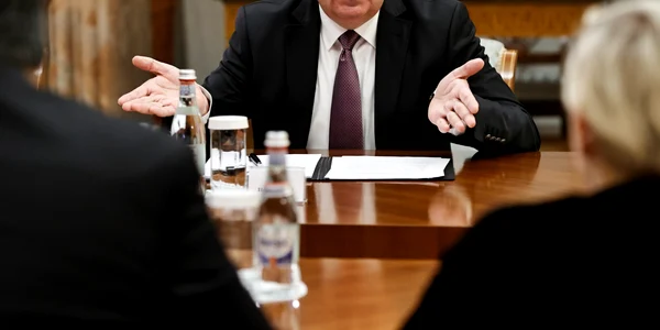 Ilie Bolojan cu cu reprezentații Asociației Magistraților din România foto gov ro png