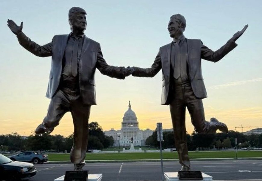 „Cei mai buni prieteni pentru totdeauna”. O statuie de 3 metri cu Donald Trump și Jeffrey Epstein a apărut în fața Capitoliului