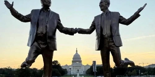statuie trump epstein jpg