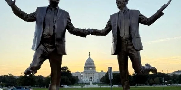 statuie trump epstein jpg