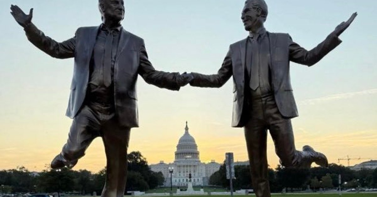 Statuie Trump și Epstein în fața Capitoliului