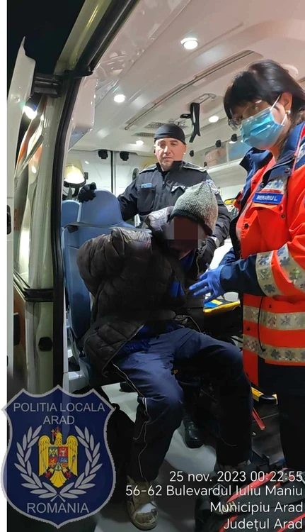 Bărbatul a fost încătușat și urcat în ambulanță FOTO Poliția Locală 