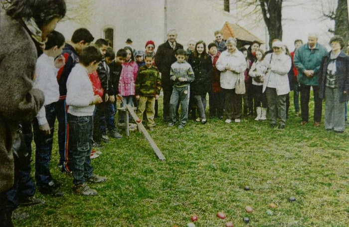 Jocul cu oua rosii pentru copii - Foto Arhiva ADZ