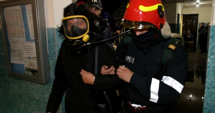 Pompierii au ajutat la evacuarea locatarilor FOTO: Arhivă